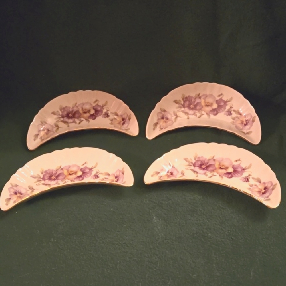 Vintage Set Of 4 White Bone Dishes With Lavender, And Pink Flowers.